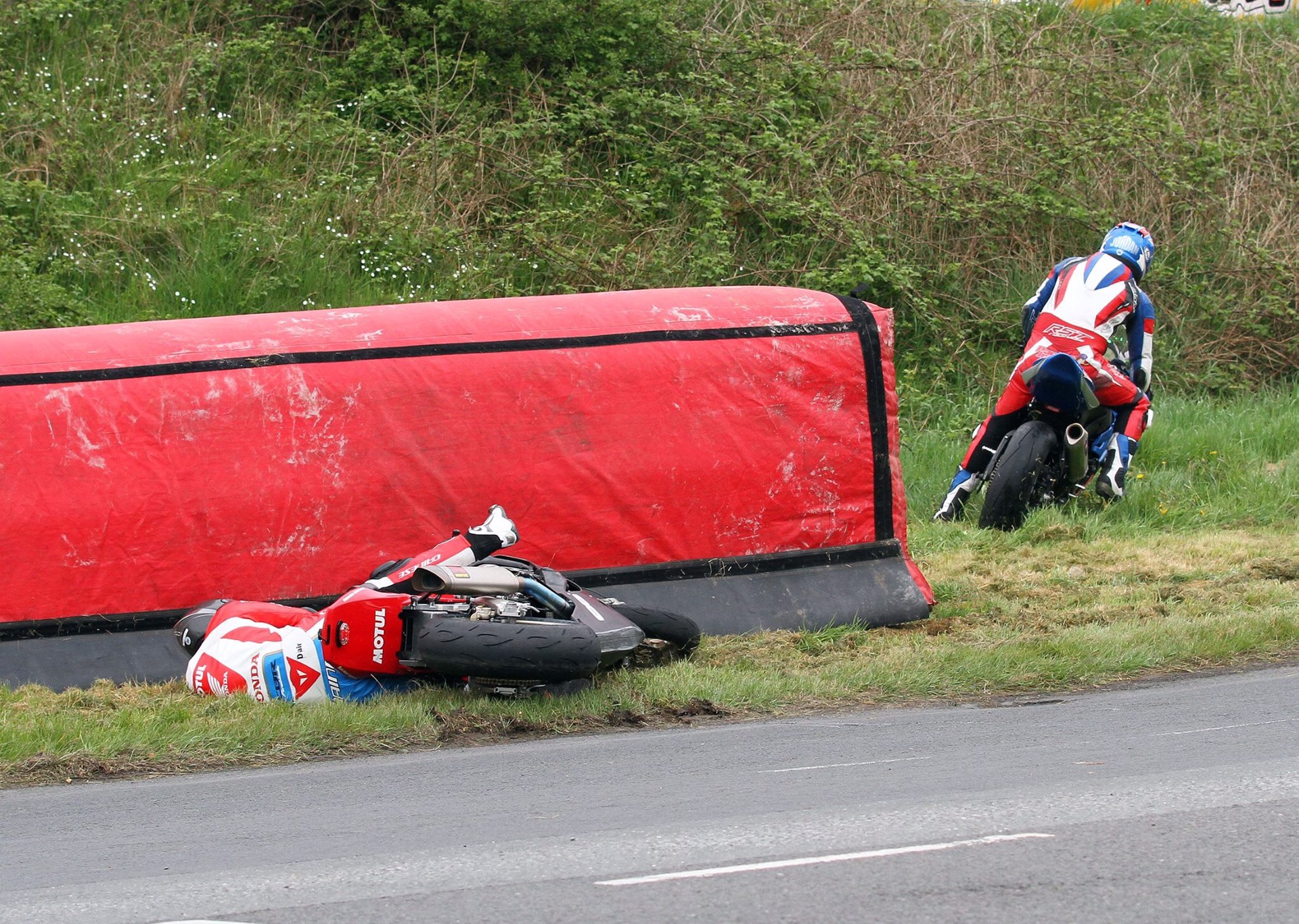 Guy Martin and Paul Jordan Collide at 2017 Tandragee 100 Guy Martin and Paul Jordan Collide at 2017 Tandragee 100